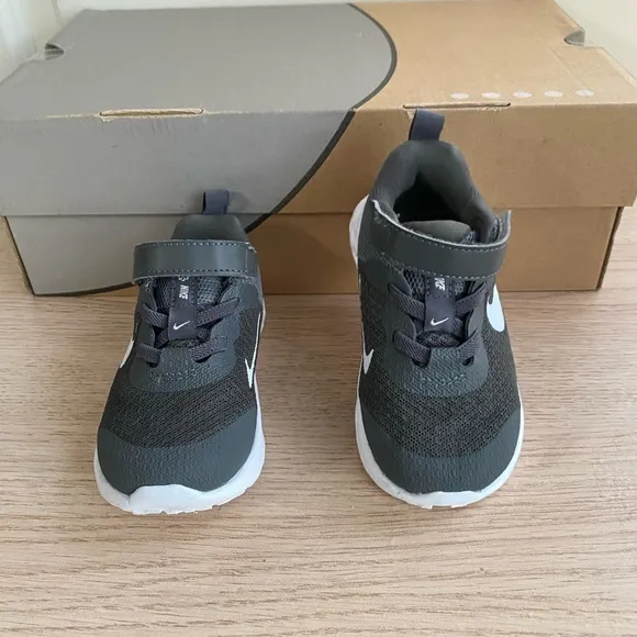 Nike REVOLUTION Gray/ White Athletic Shoes Sneakers - SZ 6 C