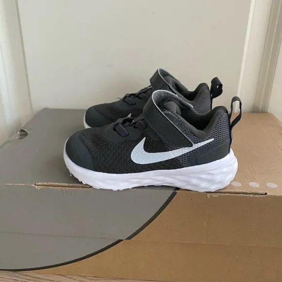 Nike REVOLUTION Gray/ White Athletic Shoes Sneakers - SZ 6 C