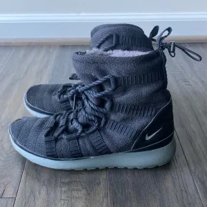 NIKE Sneaker Boot Womens Sz 7.5 Black Knit Ankle Boots Roshe Run High Top