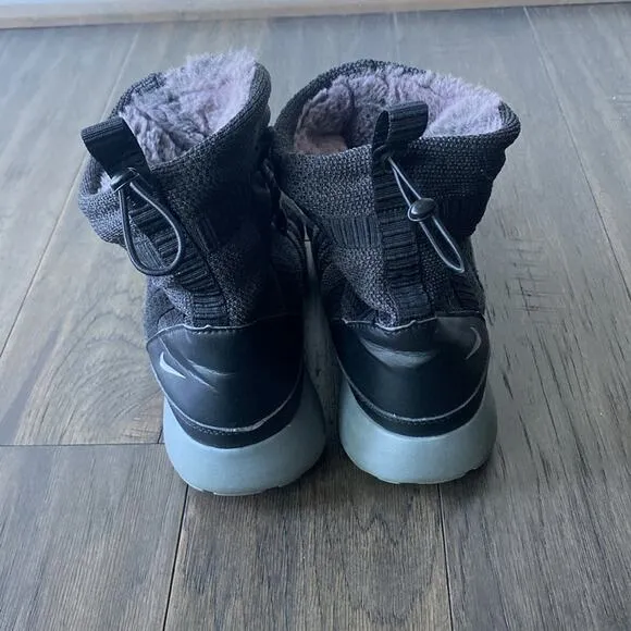 NIKE Sneaker Boot Womens Sz 7.5 Black Knit Ankle Boots Roshe Run High Top