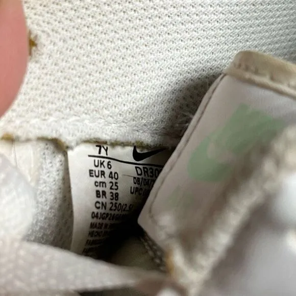 🧡NIKE Air Force 1 LV8 shoes kids 7Y women's 8.5