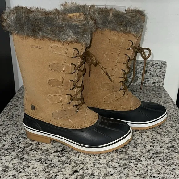NORTHSIDE WOMEN KATHMANDU SUEDED SNOW BOOT SZ 9 WATERPROOF Tan and Black Lace up