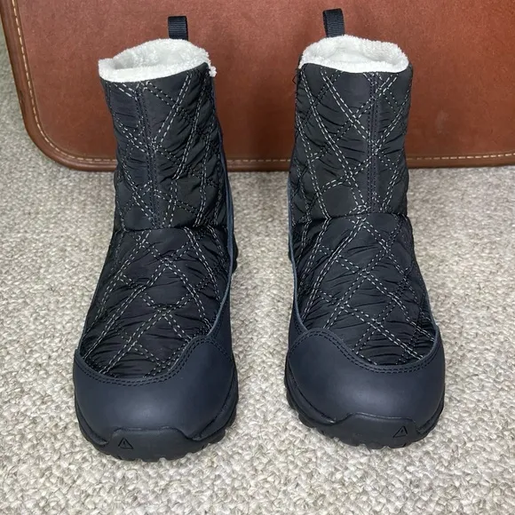 NWOT Keen waterproof boots