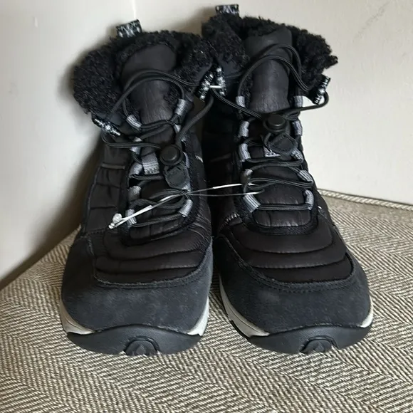 NWOT - MERRELL APPROACH SPORT MID WOMEN'S 9.5‎ BLACK WATERPROOF BOOTS