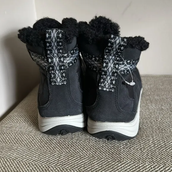 NWOT - MERRELL APPROACH SPORT MID WOMEN'S 9.5‎ BLACK WATERPROOF BOOTS