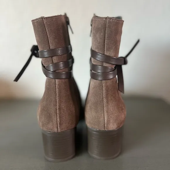NWOT Overland Reveal Waterproof Suede Boots