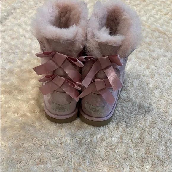 NWOT, Ugg, Bailey Bow, girl’s light pink boots, Size 3