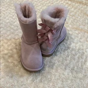 NWOT, Ugg, Bailey Bow, girl’s light pink boots, Size 3