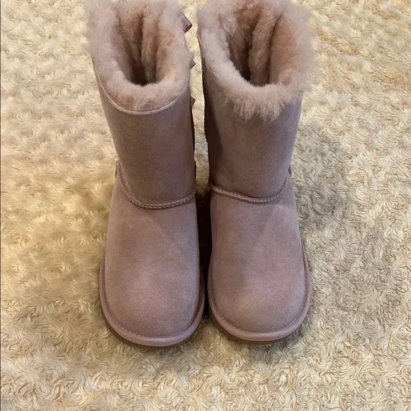 NWOT, Ugg, Bailey Bow, girl’s light pink boots, Size 3
