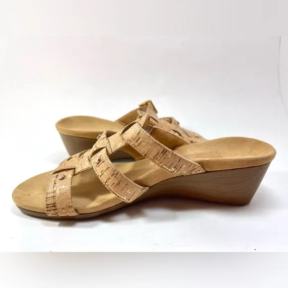 NWOT VIONIC Radia Women’s Orthotic BeigeAdjustable Triple Strap Sandal Size 7