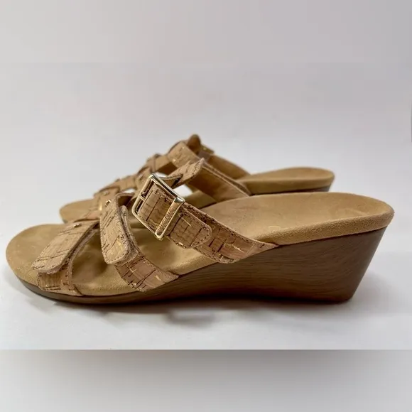 NWOT VIONIC Radia Women’s Orthotic BeigeAdjustable Triple Strap Sandal Size 7