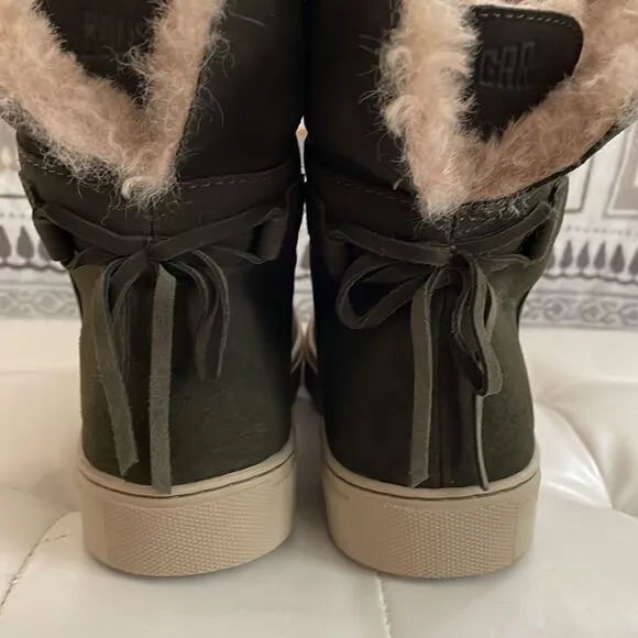 NWOT Women's Cougar Devan Waterproof Ankle Boots Size 8