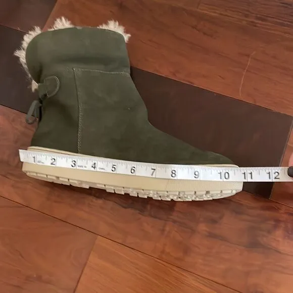 NWOT Women's Cougar Devan Waterproof Ankle Boots Size 8