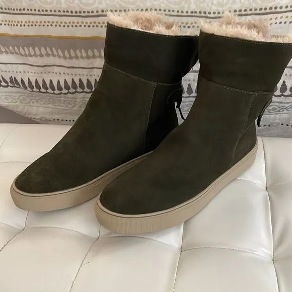 NWOT Women's Cougar Devan Waterproof Ankle Boots Size 8