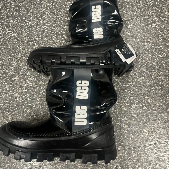 NWT girls UGG boots size 1
