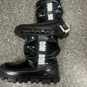 NWT girls UGG boots size 1