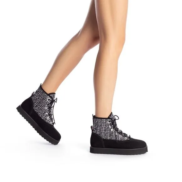 NWT LARROUDÉ Handmade Vail Boot In Black Tweed and Suede Size 6