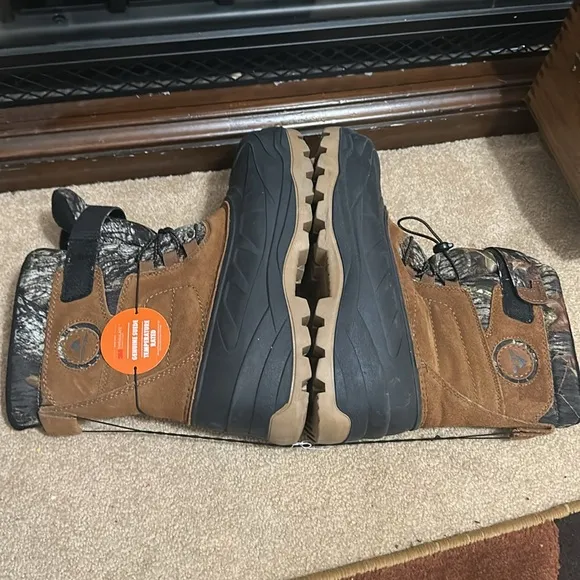 NWT MEN BOOTS SIZE 10