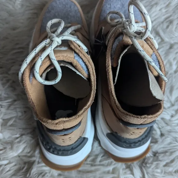 NWT Sorel Kinetic RNEGD Caribou Sneaker Boot in Tawny Buff/Quarry