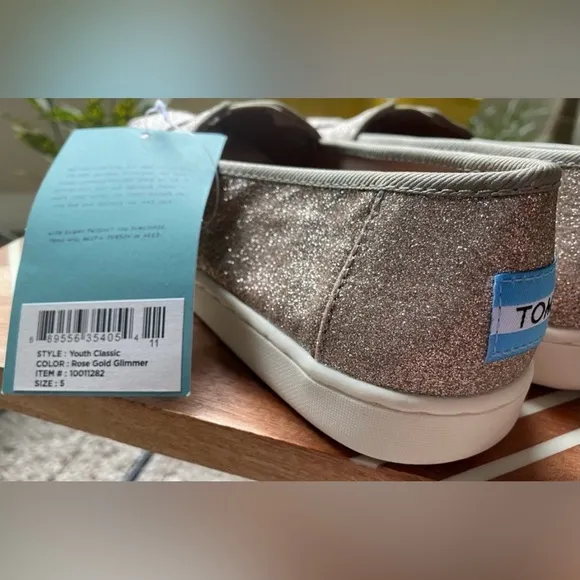 •NWT•TOMS Classic Rose Gold Glitter Slip On Shoes (Youth)
