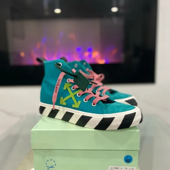 Off-White Vulcanized Mid Sneaker (Men’s 9) – Multicolor Canvas