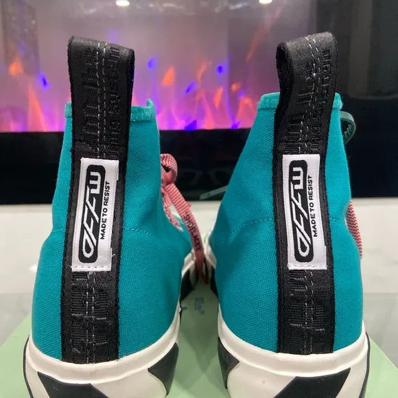 Off-White Vulcanized Mid Sneaker (Men’s 9) – Multicolor Canvas