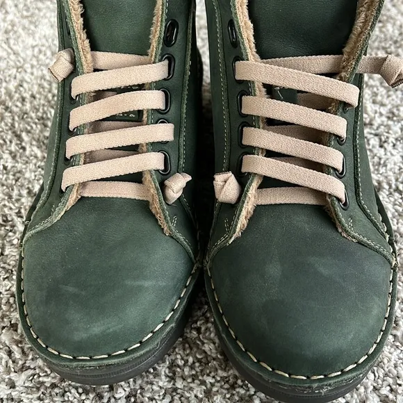 OnFoot Women's Cozy-Lined Sneaker Boots Leather Green