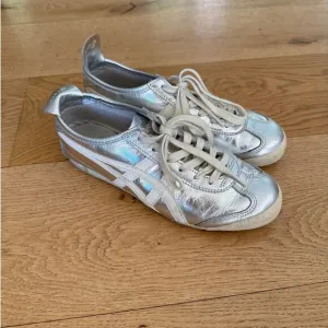 Onitsuka Tiger - Sneaker Shoes in Silver &amp; Beige