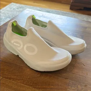 Oofos OOmg eeZee Low Men size  10