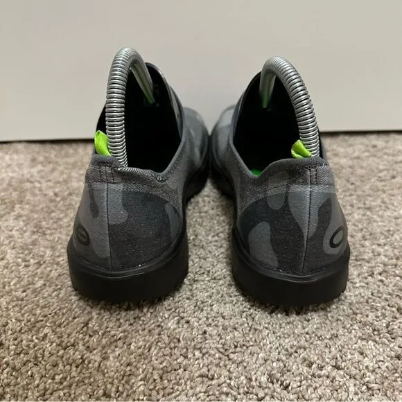 OOFOS Women's eeZee Low Shoes, Black/Gray Camo, Size W9