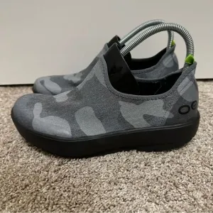 OOFOS Women's eeZee Low Shoes, Black/Gray Camo, Size W9