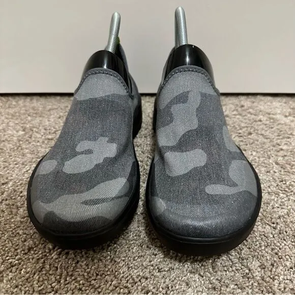 OOFOS Women's eeZee Low Shoes, Black/Gray Camo, Size W9