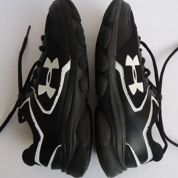 SIZE 3.5 Y. UNDER ARMOUR kid's running training sneakers shoes.