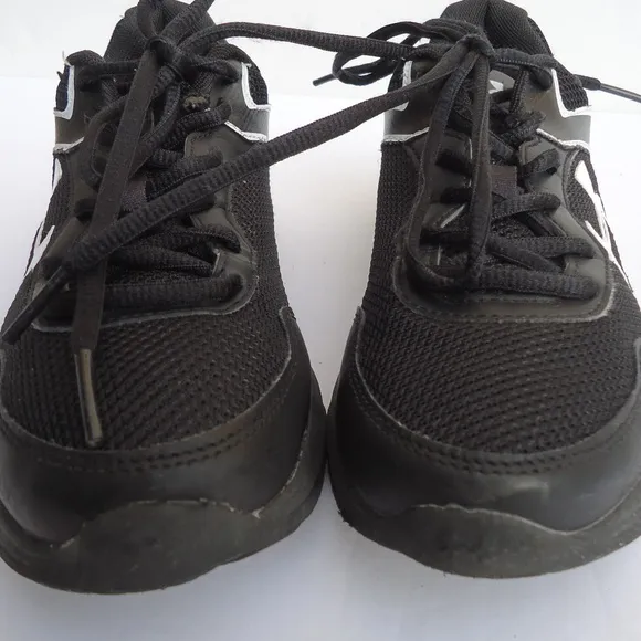 SIZE 3.5 Y. UNDER ARMOUR kid's running training sneakers shoes.