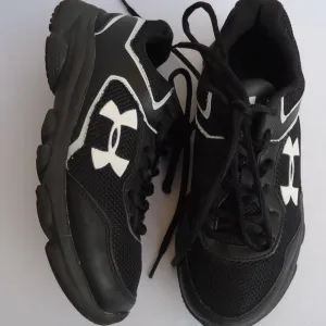 SIZE 3.5 Y. UNDER ARMOUR kid's running training sneakers shoes.