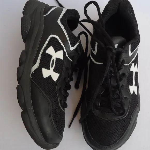 SIZE 3.5 Y. UNDER ARMOUR kid's running training sneakers shoes.