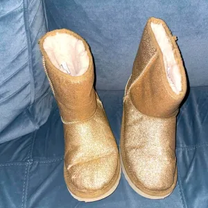 Size 4 gold glitter Ugg boots. Used, in good shape with only slight wear on heel