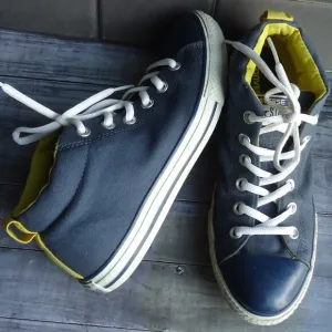 SIZE 5.5. Converse All Stars high top sneakers shoes.