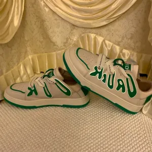SKATE SHOES