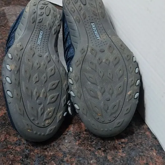 Sketchers &quot;Breathe Easy&quot; Step in Comfort Shoes...EUC...Size 8.5