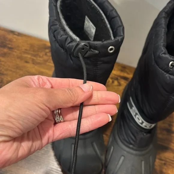 Sorel Black Insulated Snow Boots men size 7 flawed