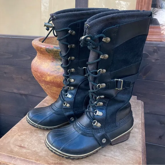 Sorel Conquest Carly Boot Black tall 8 hole built-in liner size 7.5 Moto (flaw)