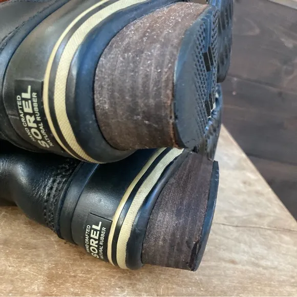 Sorel Conquest Carly Boot Black tall 8 hole built-in liner size 7.5 Moto (flaw)
