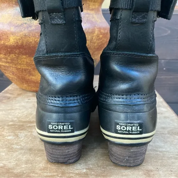 Sorel Conquest Carly Boot Black tall 8 hole built-in liner size 7.5 Moto (flaw)