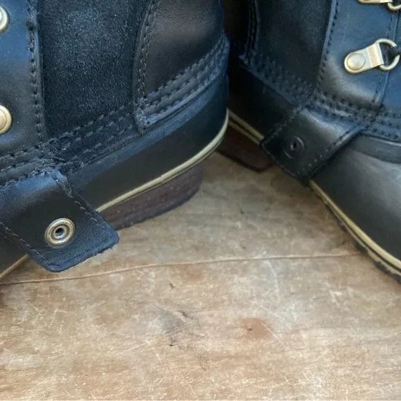 Sorel Conquest Carly Boot Black tall 8 hole built-in liner size 7.5 Moto (flaw)