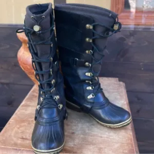 Sorel Conquest Carly Boot Black tall 8 hole built-in liner size 7.5 Moto (flaw)