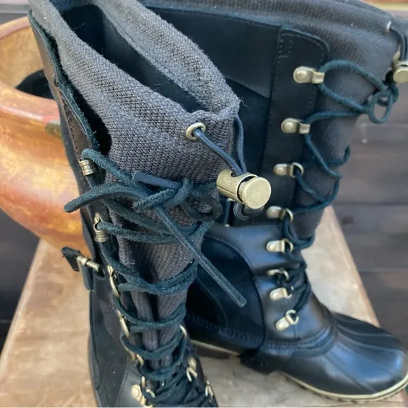 Sorel Conquest Carly Boot Black tall 8 hole built-in liner size 7.5 Moto (flaw)