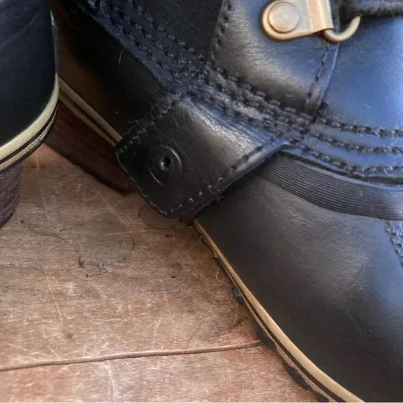 Sorel Conquest Carly Boot Black tall 8 hole built-in liner size 7.5 Moto (flaw)