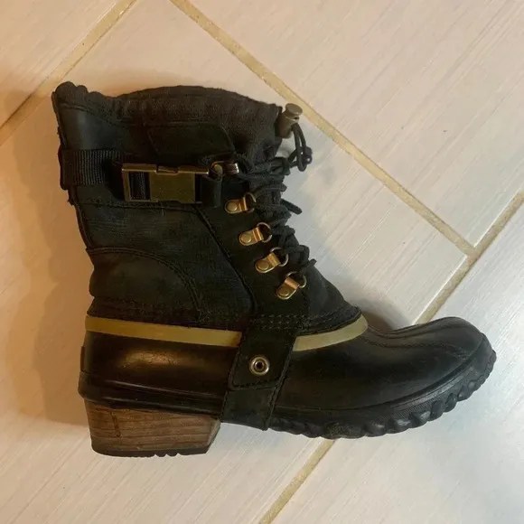 Sorel Conquest Carly Short Leather Winter Boots 7