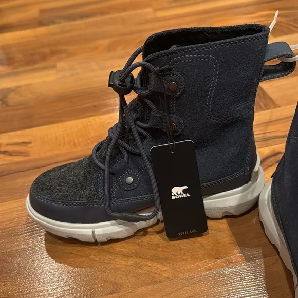 Sorel explorer navy blue warm boots girls size 13 NWT